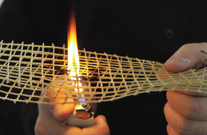 玻璃纤维具有非常好的阻燃性 本报记者 孙中钦 摄
